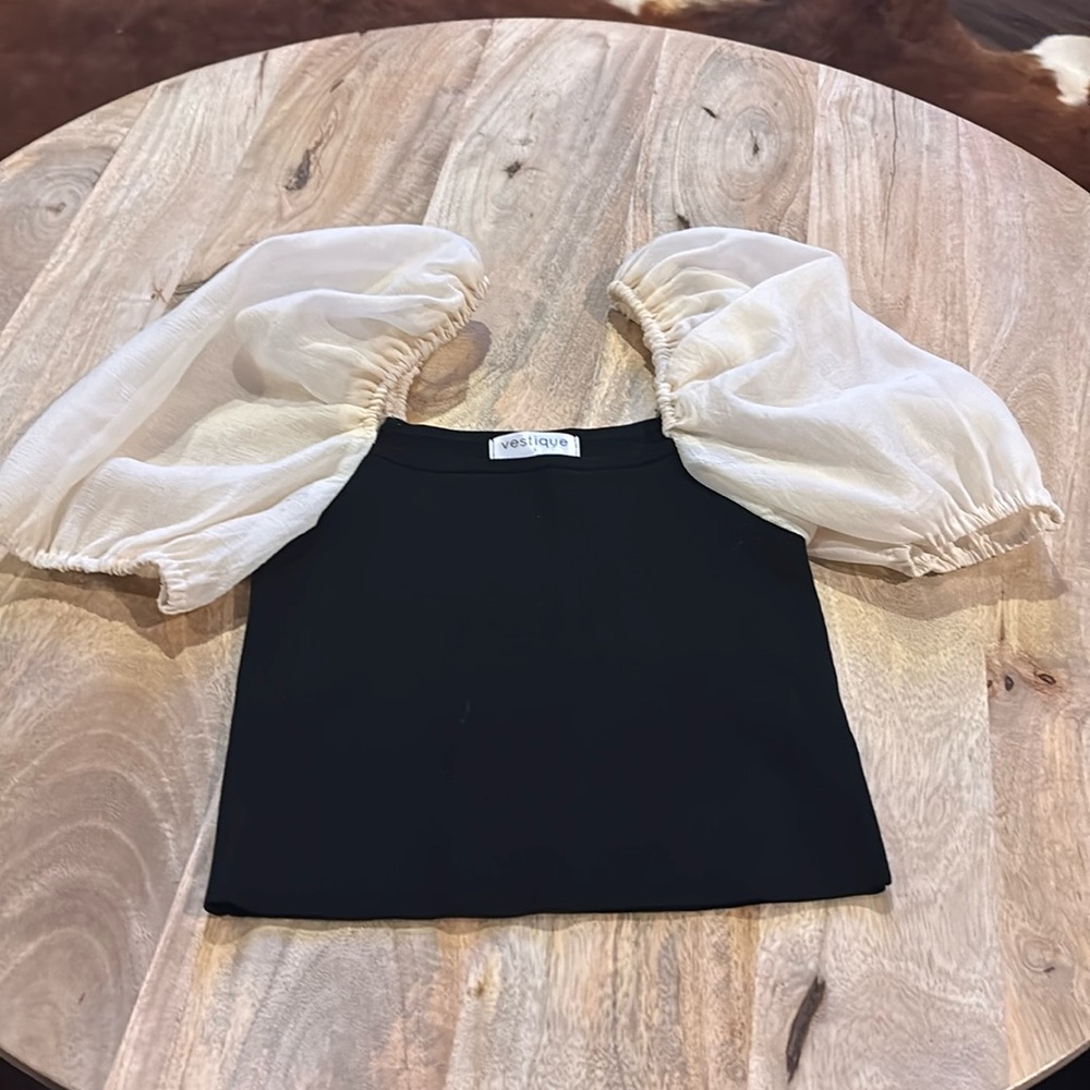 NWOT Vestique black and cream puff sleeve top